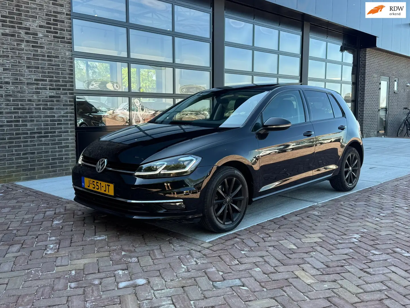 Volkswagen Golf 1.6 TDI Highline | DSG | Dak | Leer | Facelift | Zwart - 1