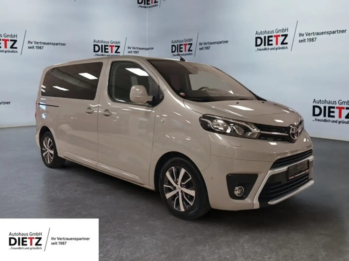 Toyota Proace Verso 2.0D L1 TeamD*STHZ*NAV*ACC*KAM*TOTW Grau - 1
