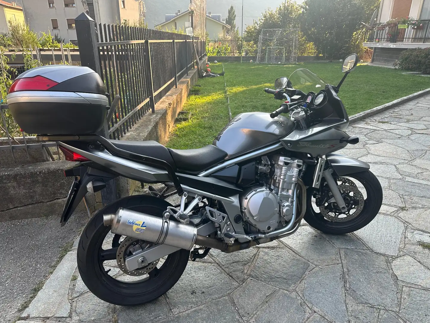 Suzuki Bandit 650 S Plateado - 1