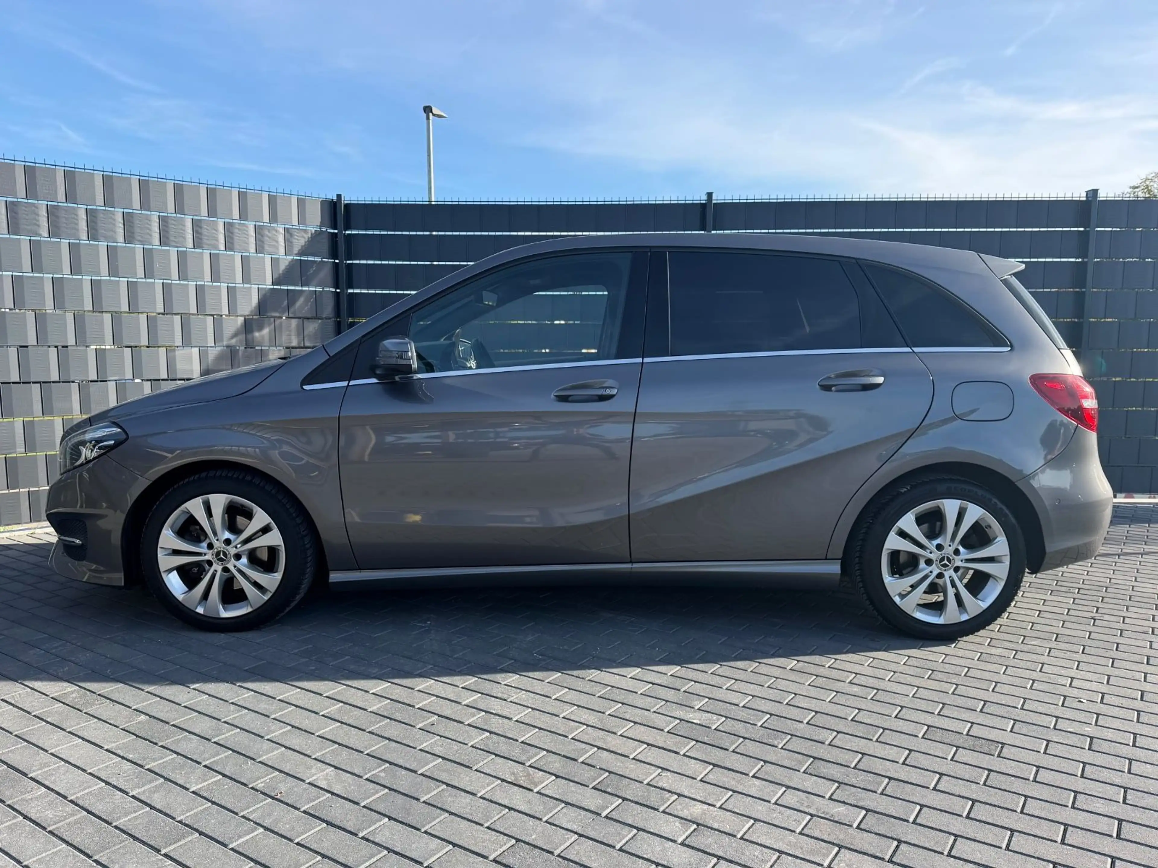Mercedes-Benz B 200 Urban Style Edition*7G*COMAND*CAM*LED*AHK* — photo 8