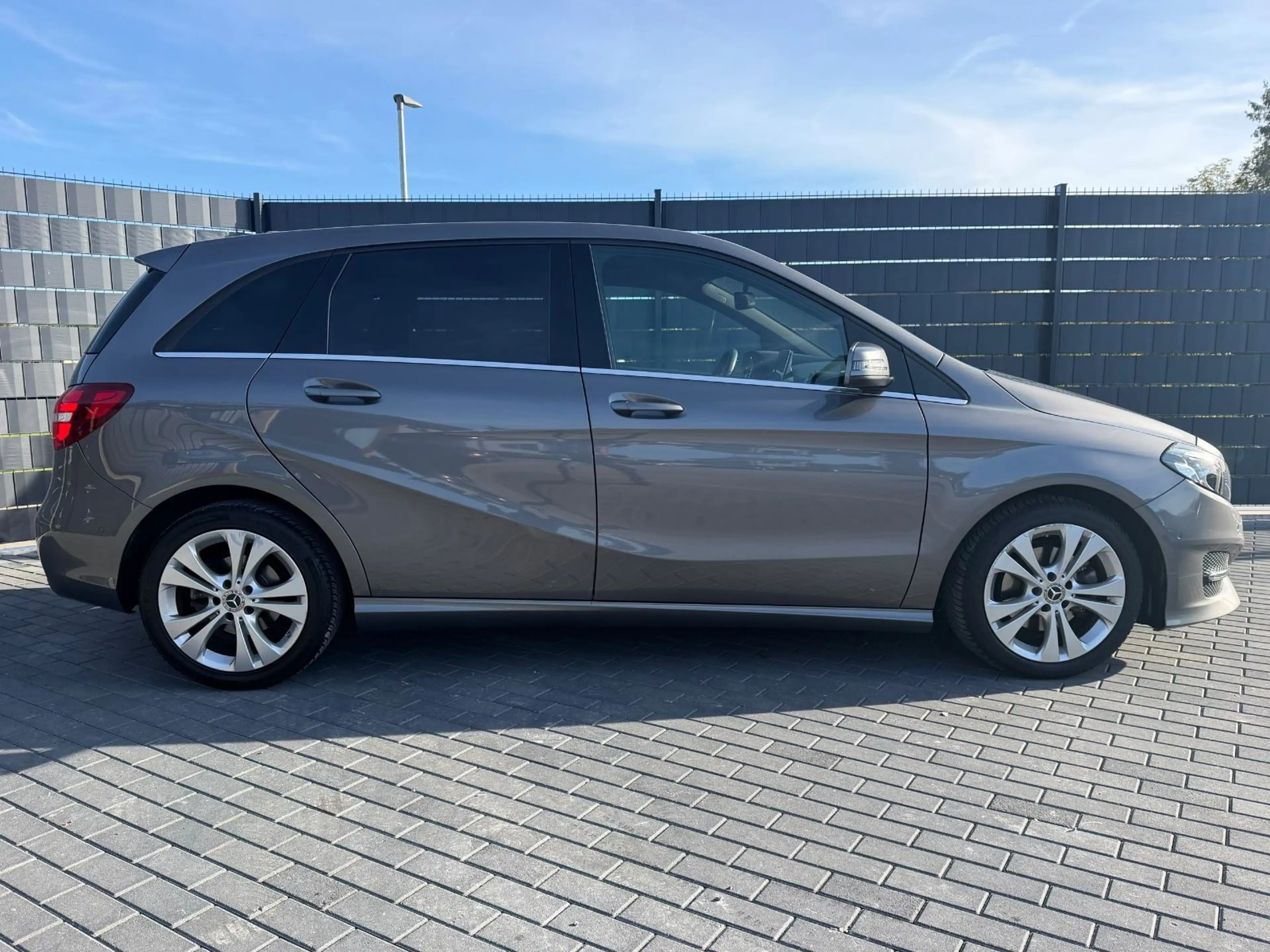 Mercedes-Benz B 200 Urban Style Edition*7G*COMAND*CAM*LED*AHK* — photo 4
