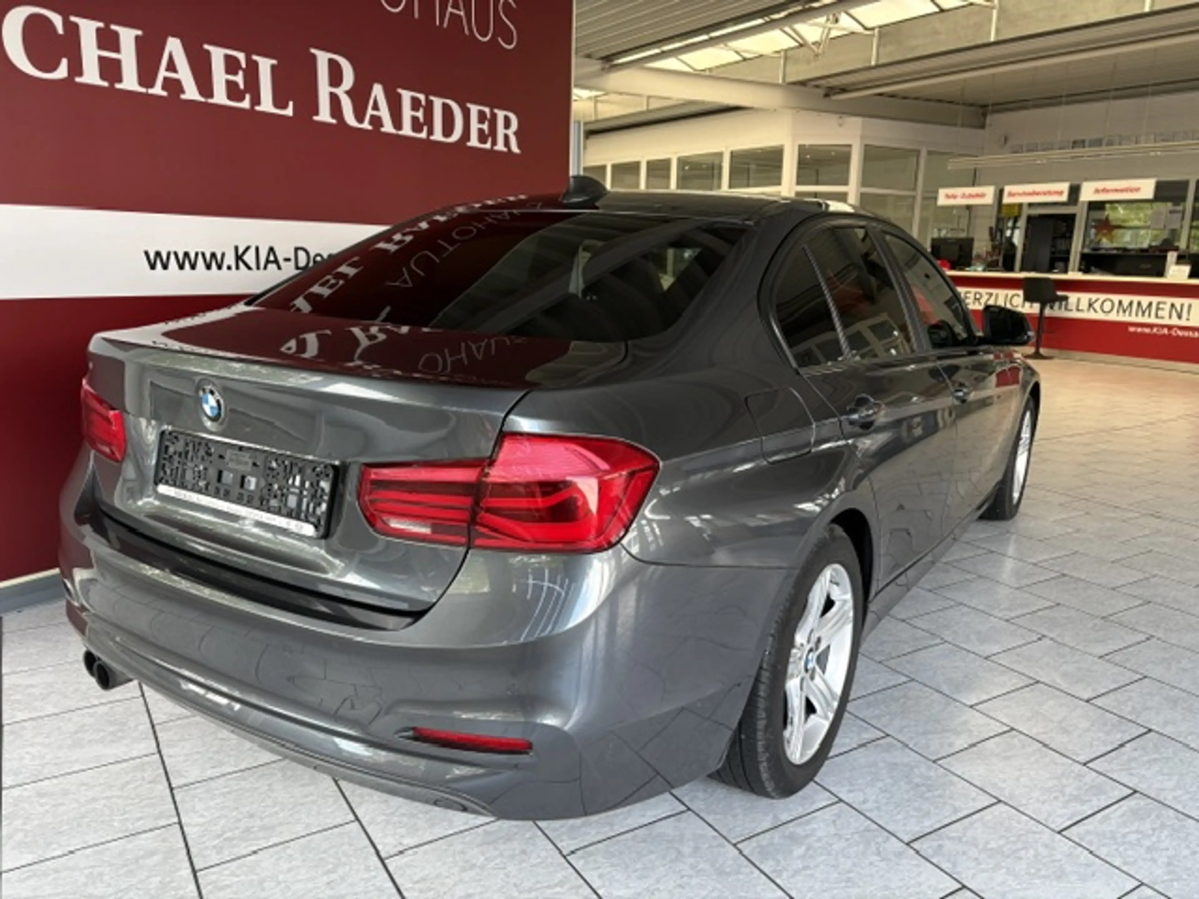 BMW 320 i  Advantage LED Navi SHZ PDC — photo 3