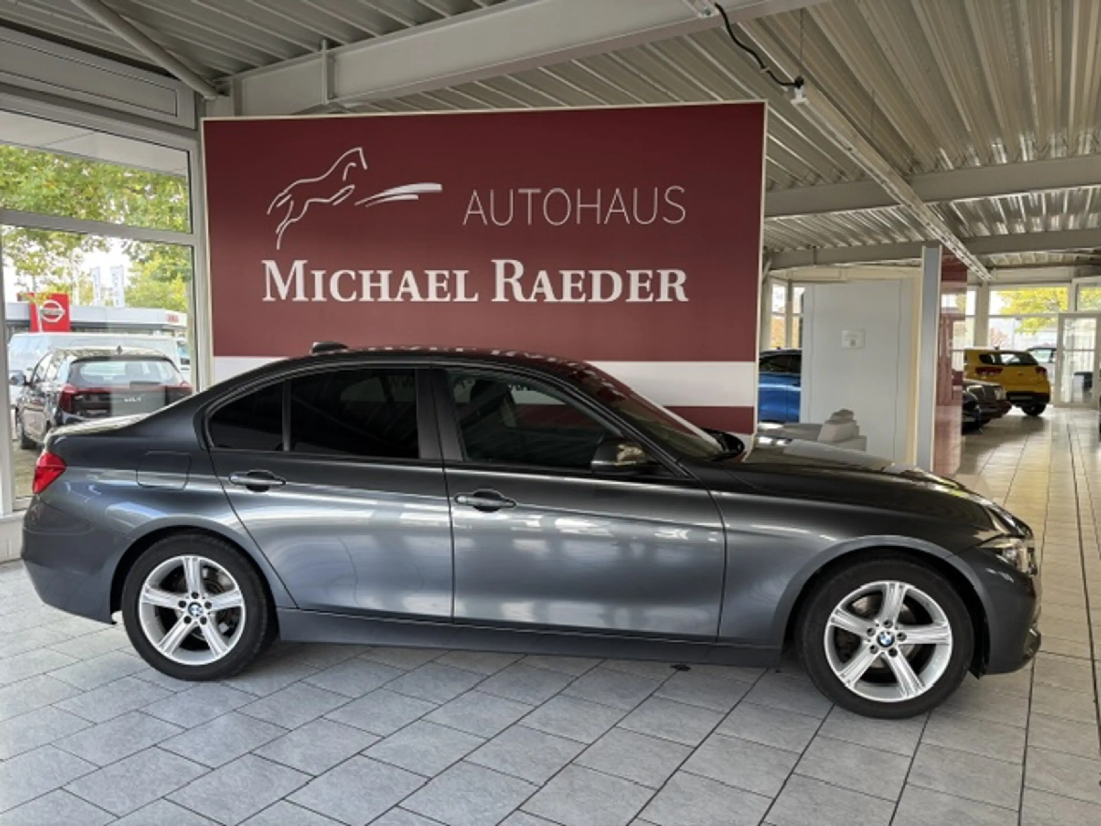 BMW 320 i  Advantage LED Navi SHZ PDC