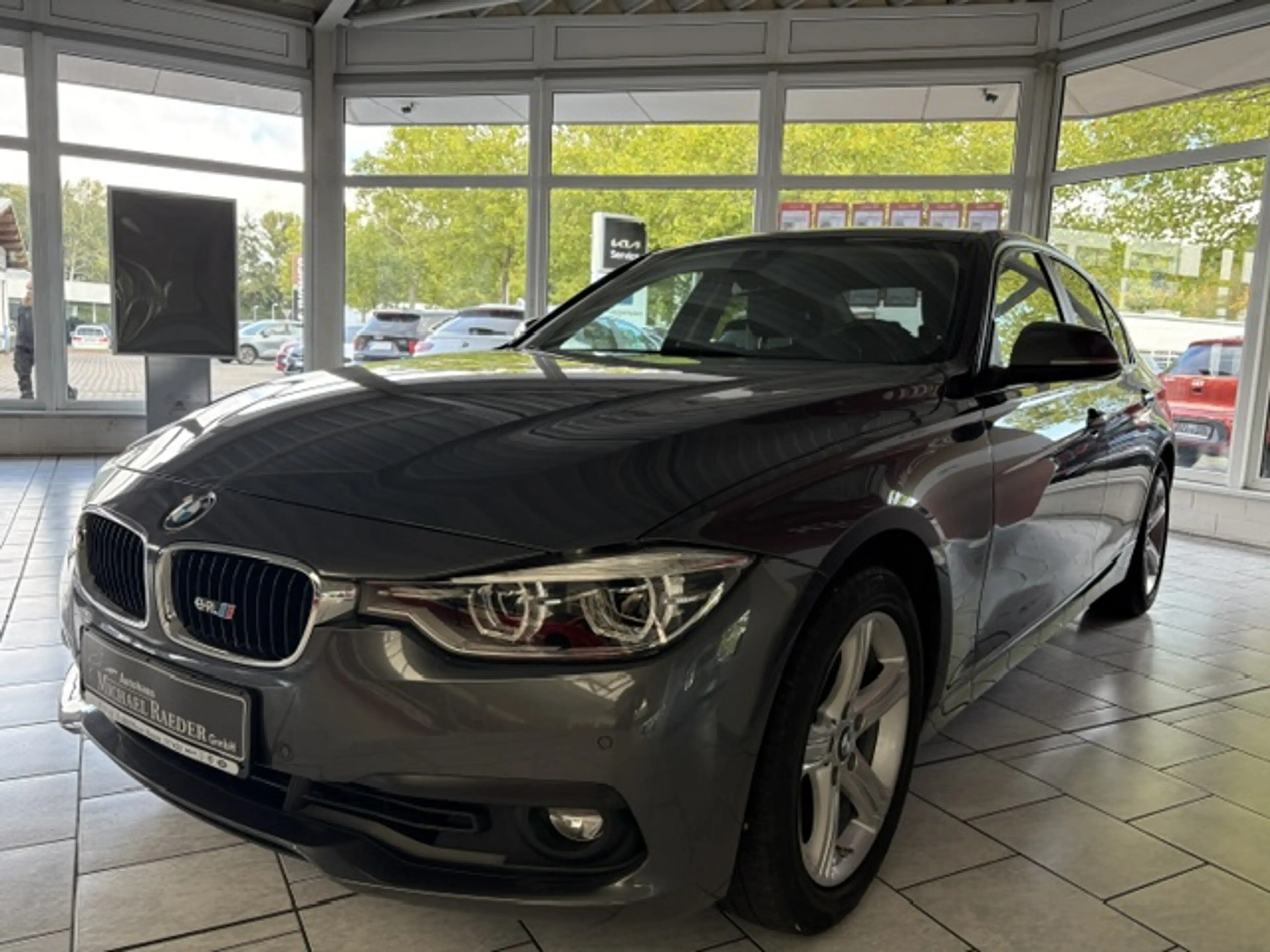 BMW 320 i  Advantage LED Navi SHZ PDC — photo 2