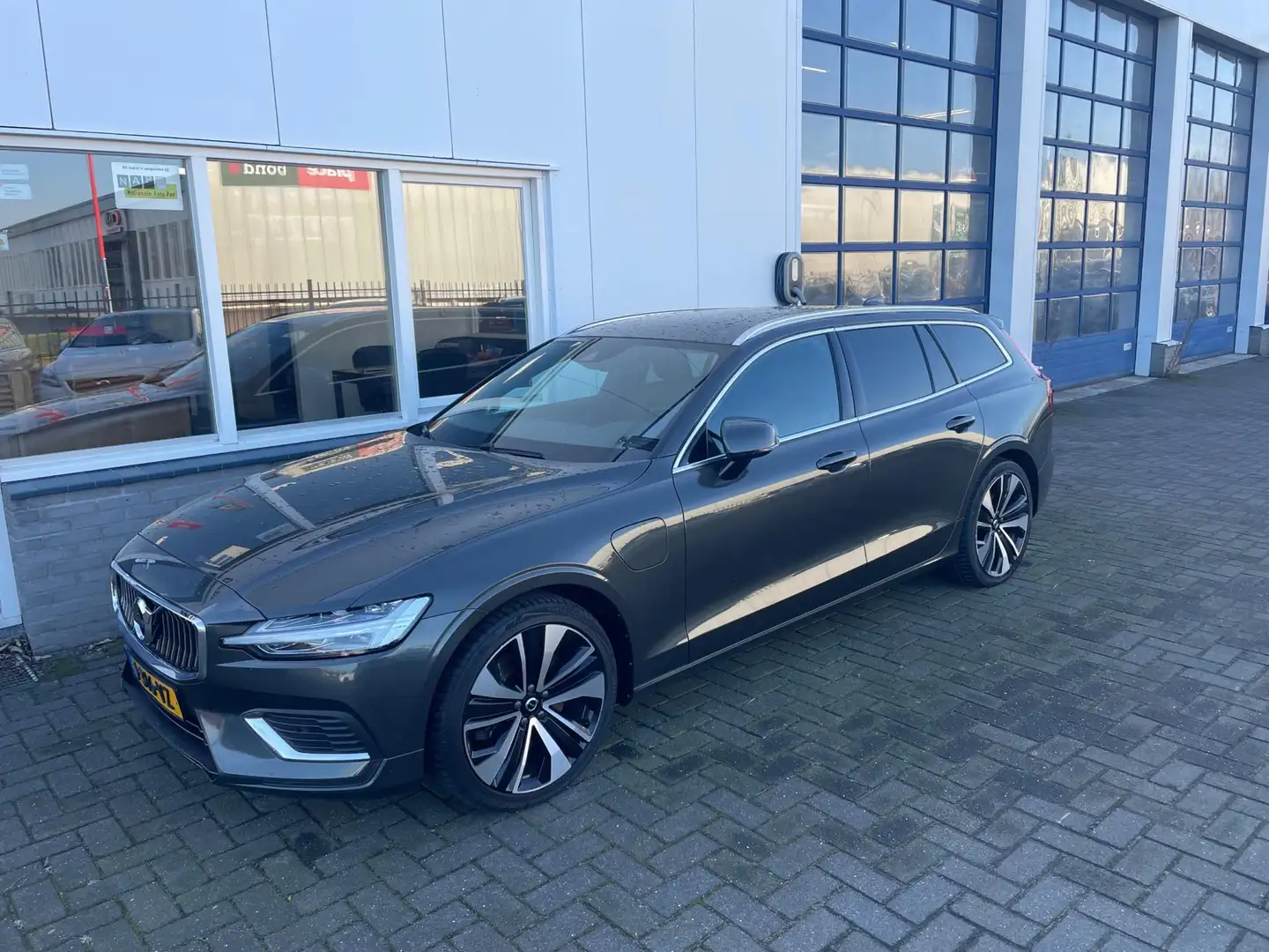 Volvo V60 2.0 T6 Recharge AWD Inscription Gris - 1