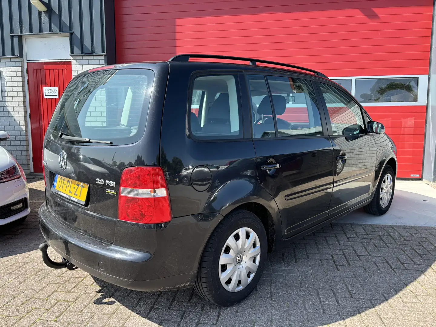 Volkswagen Touran 2.0-16V FSI Trendline TREKHAAK / CLIMA / CRUISE / Zwart - 2