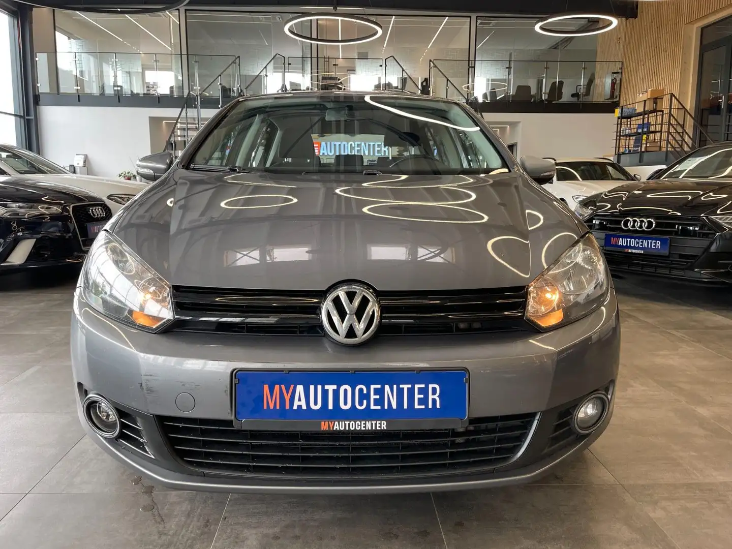 Volkswagen Golf VI Trendline 1.6TDI 5-Türer *KLIMAAUT*TNAVI Grey - 2