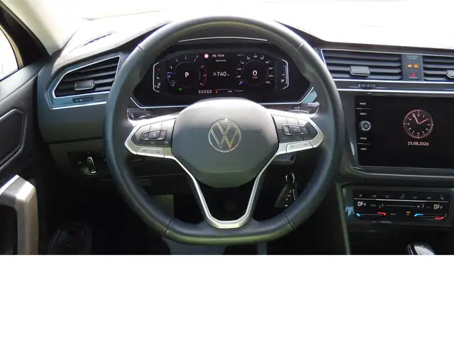 Volkswagen Tiguan Allspace view 8
