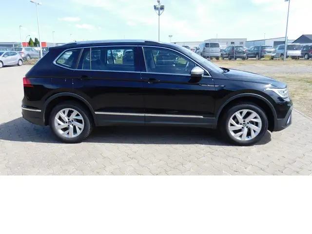 Volkswagen Tiguan Allspace view 2