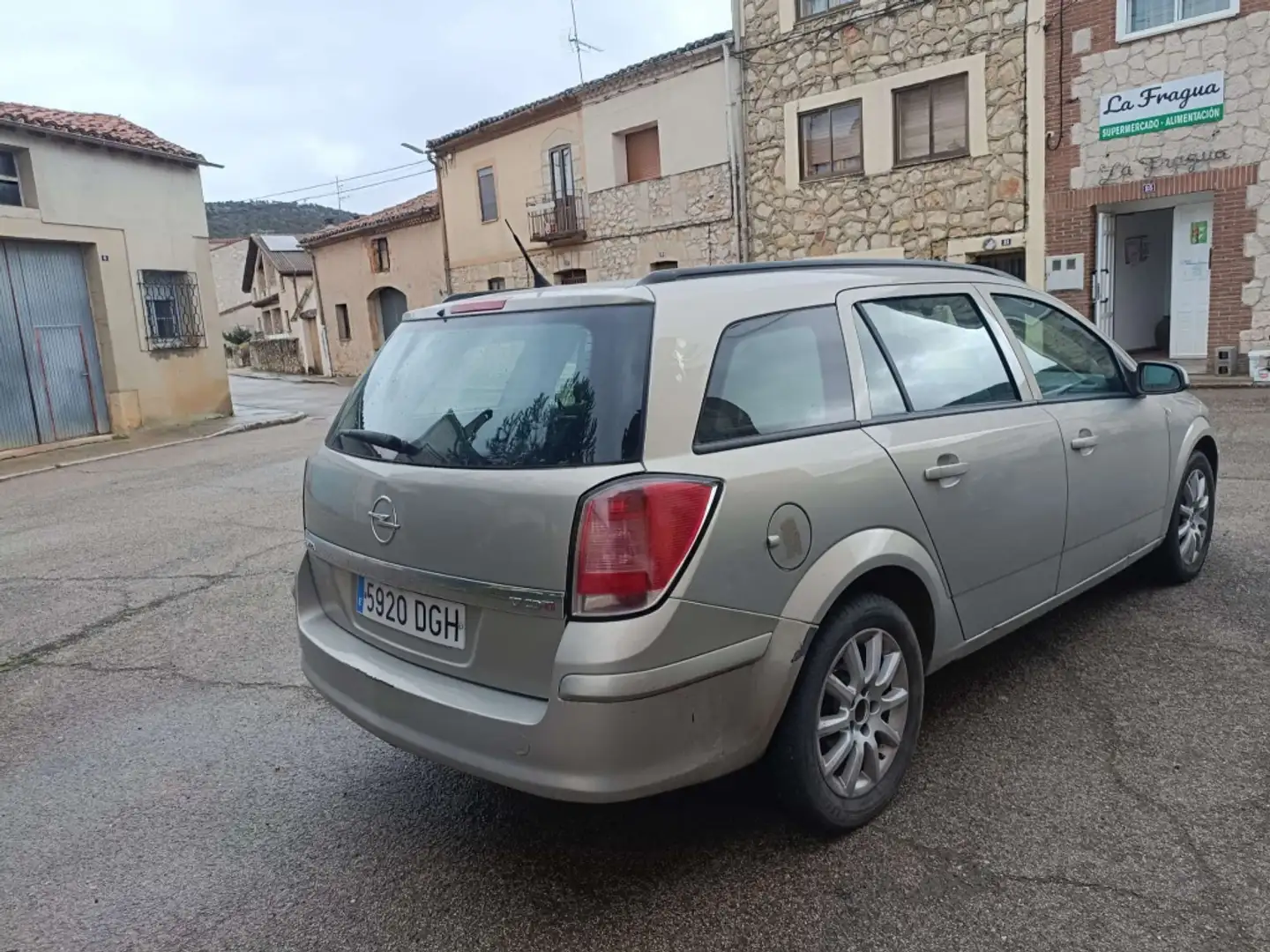 Opel Astra SW 1.7CDTi Enjoy Plateado - 2
