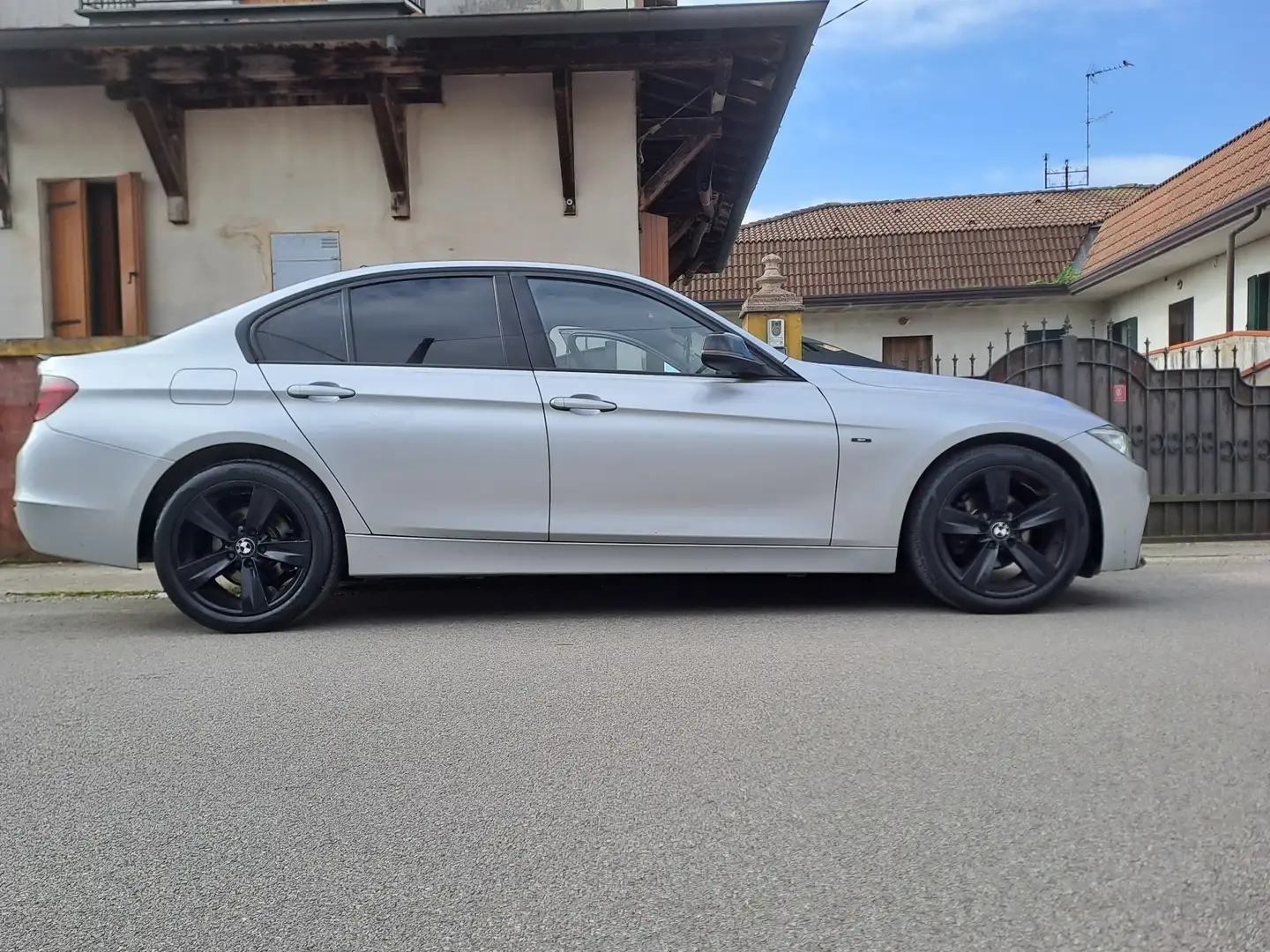 BMW BMW F30 320 D - 1