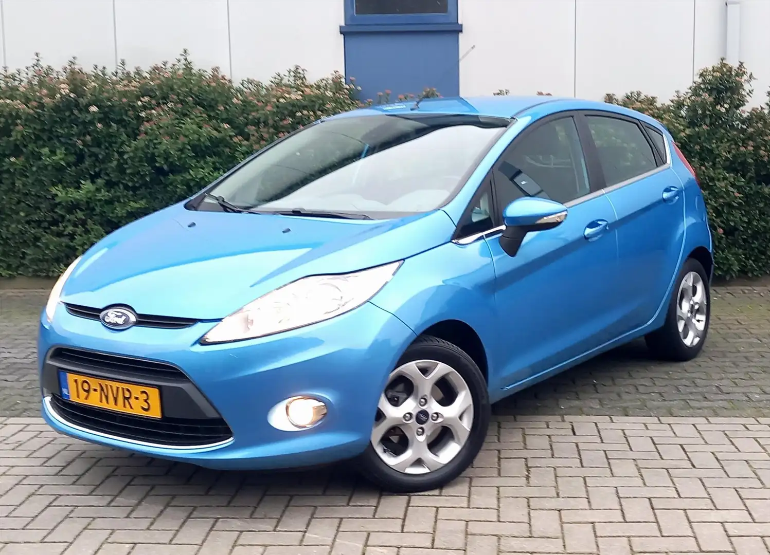 Ford Fiesta 1.25 82pk 5D Titanium Azul - 1