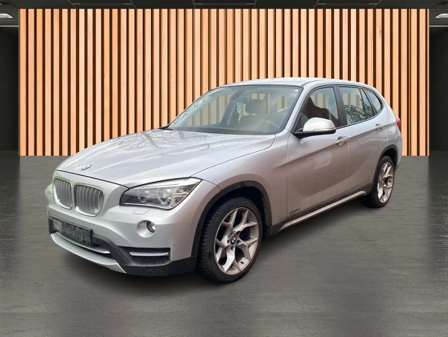 BMW X1 18 i sDrive xLine*AHK*Navi*1.Hand Stříbrná - 2