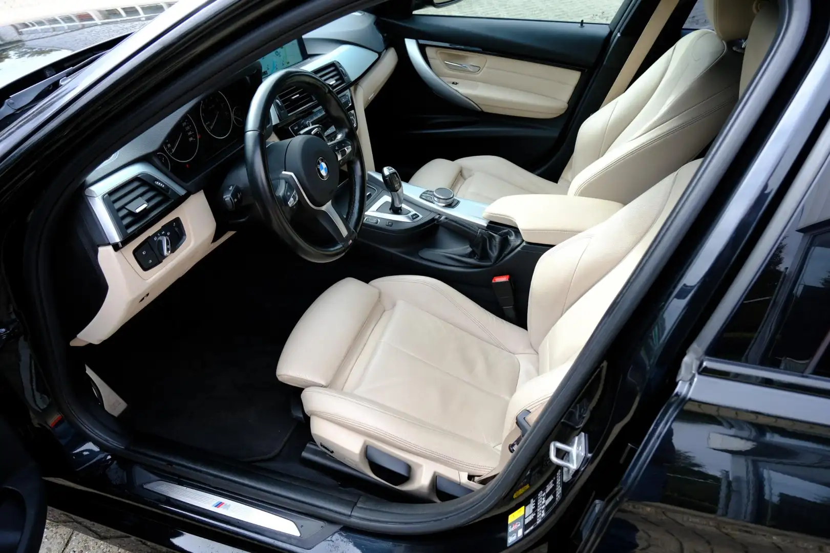 BMW 330 3-serie 330e Centennial M Sport Aut. Leder|Navi|Sp Zwart - 2