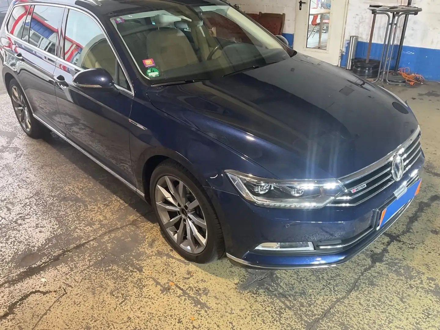 Volkswagen Passat Passat 2.0 TDI SCR (BlueMotion Tech) 4Motion DHigh Blau - 1