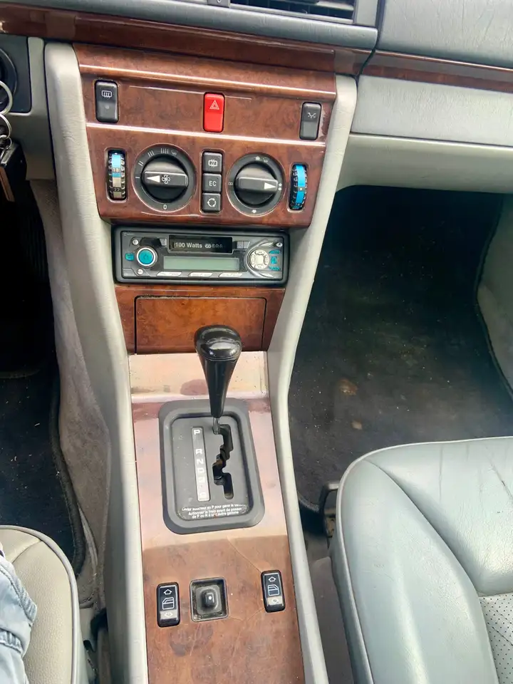 Mercedes-Benz 300 W 124, foto 2