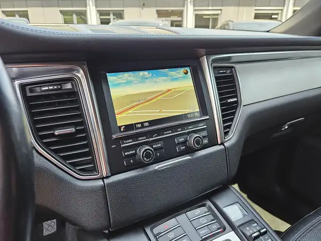 Porsche Macan view 14