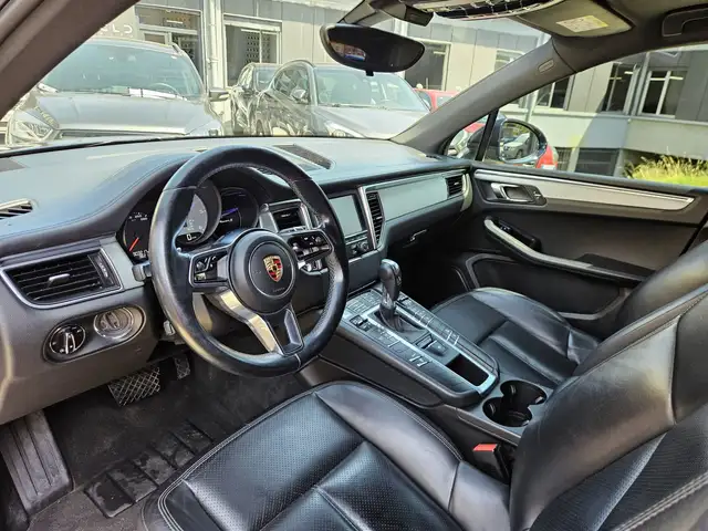 Porsche Macan view 7
