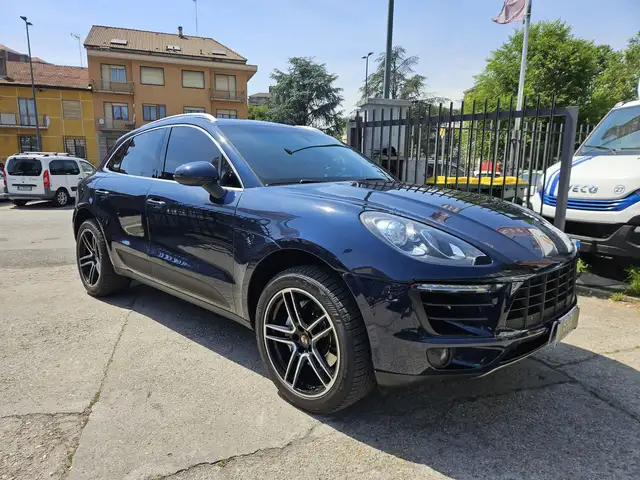 Porsche Macan view 3