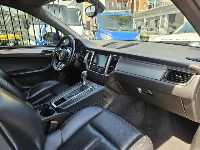 Porsche Macan view 10