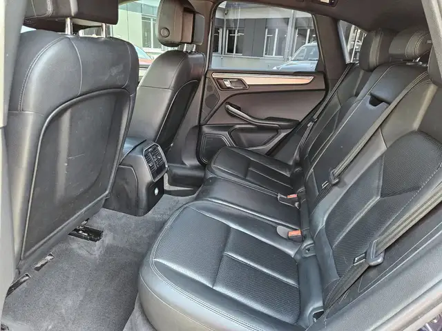 Porsche Macan view 16