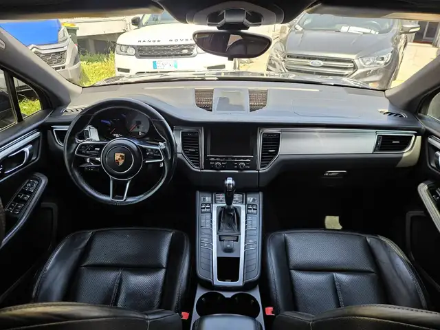 Porsche Macan view 9