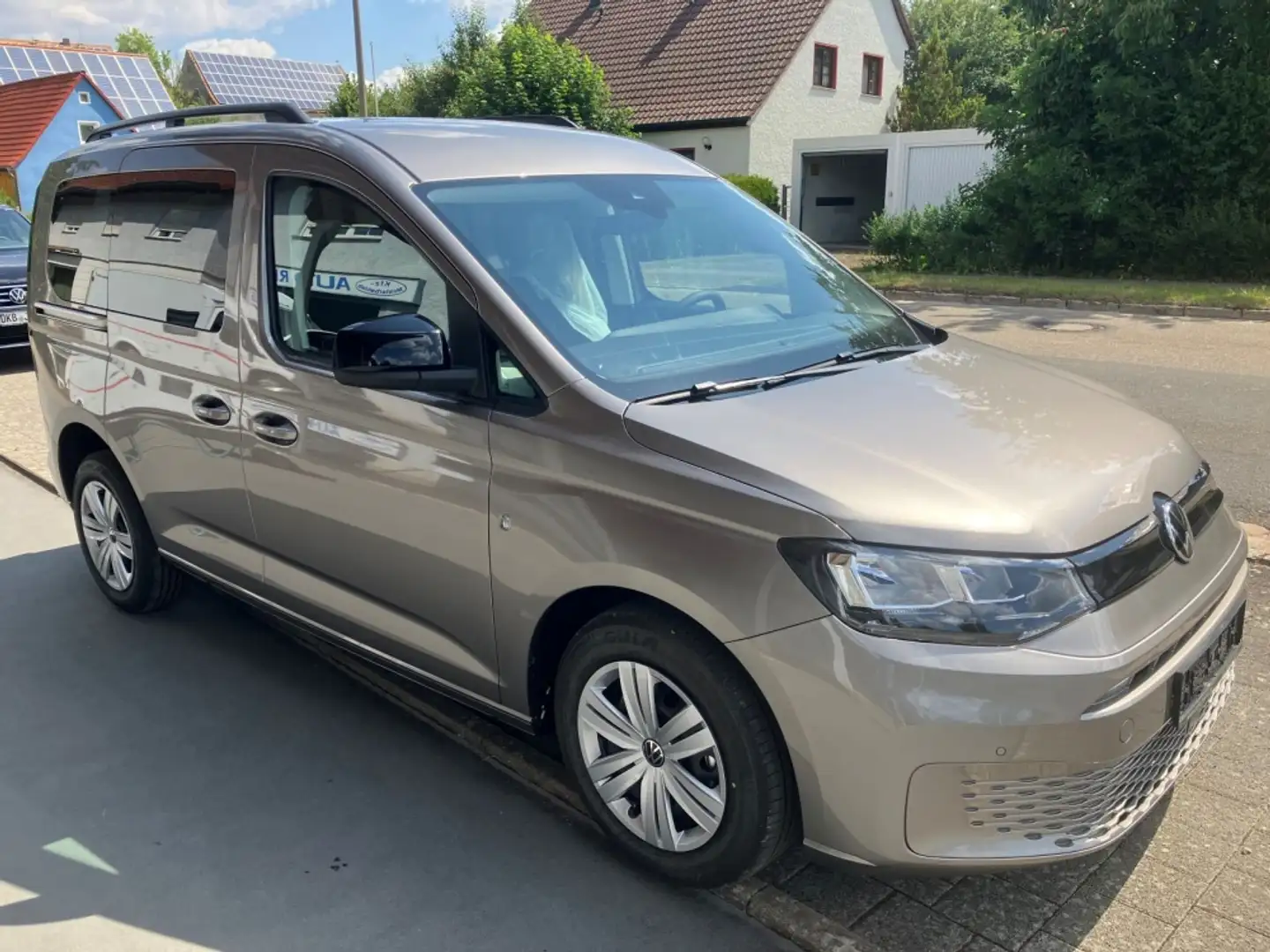 Volkswagen Caddy 2,0TDI DSG Family APP PDC Kamera AHK Dachreling Beige - 2
