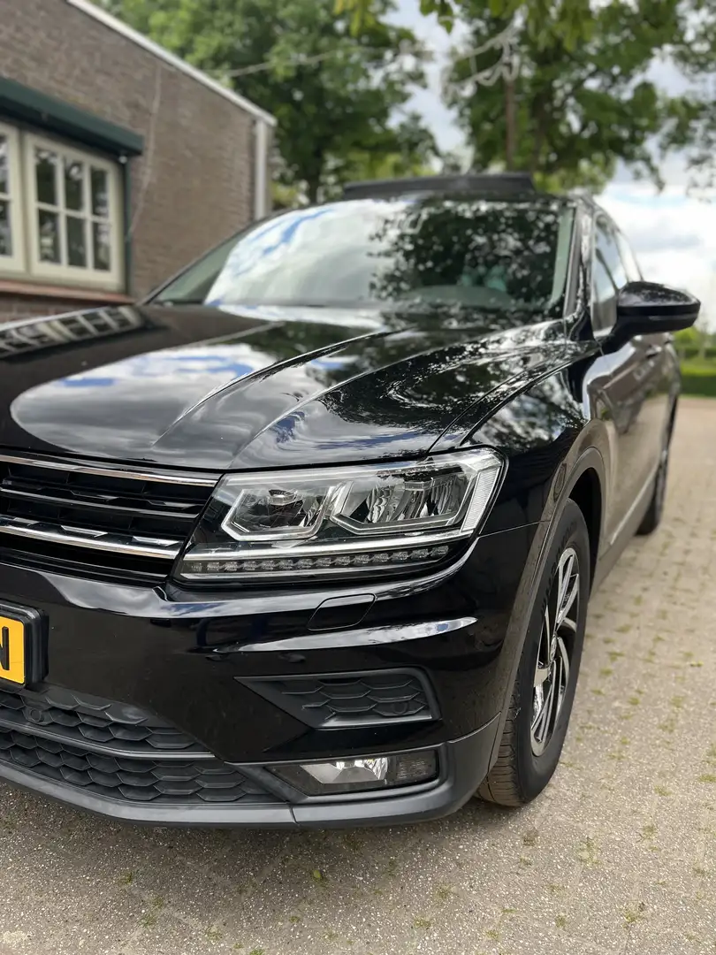 Volkswagen Tiguan 1.5 TSI Highl. Bus R Zwart - 1