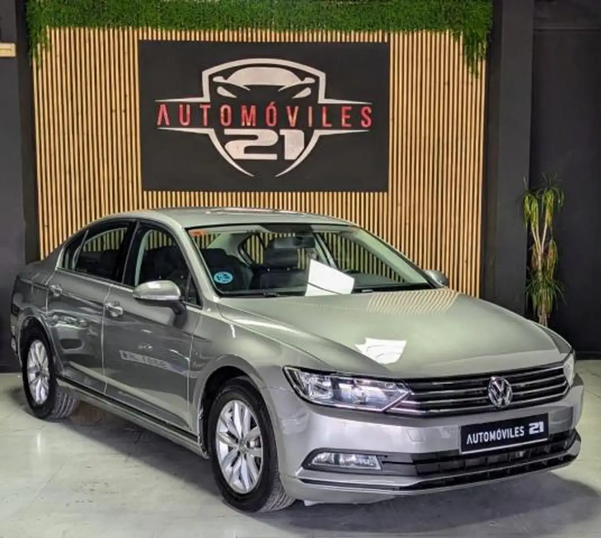 Volkswagen Passat 1.6TDI Advance 88kW Beige - 1