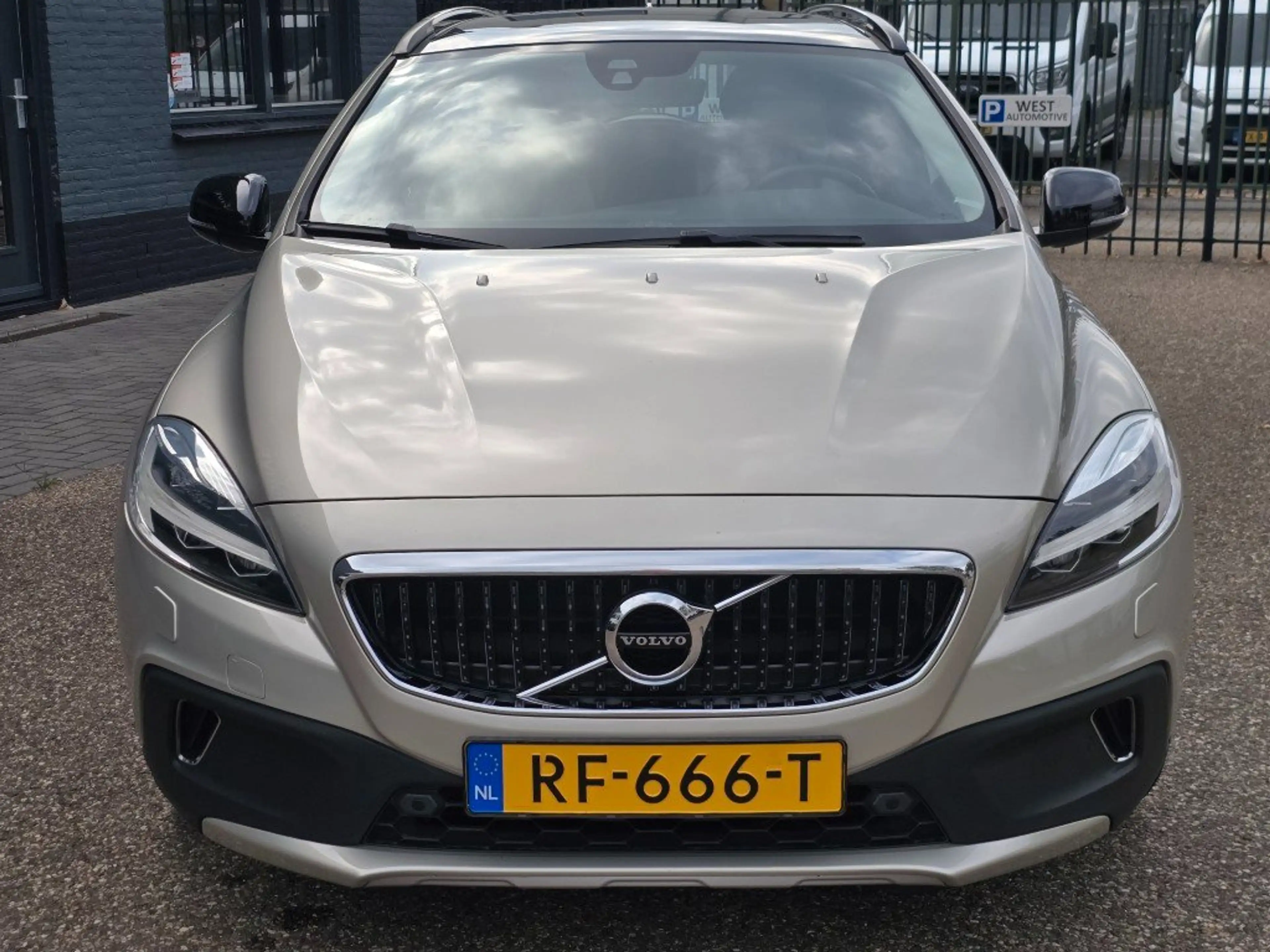 Volvo V40 Cross Country 1.5 T3 Nordic+Summum LEDER PANORAMADAK CAMERA NAVI — photo 3
