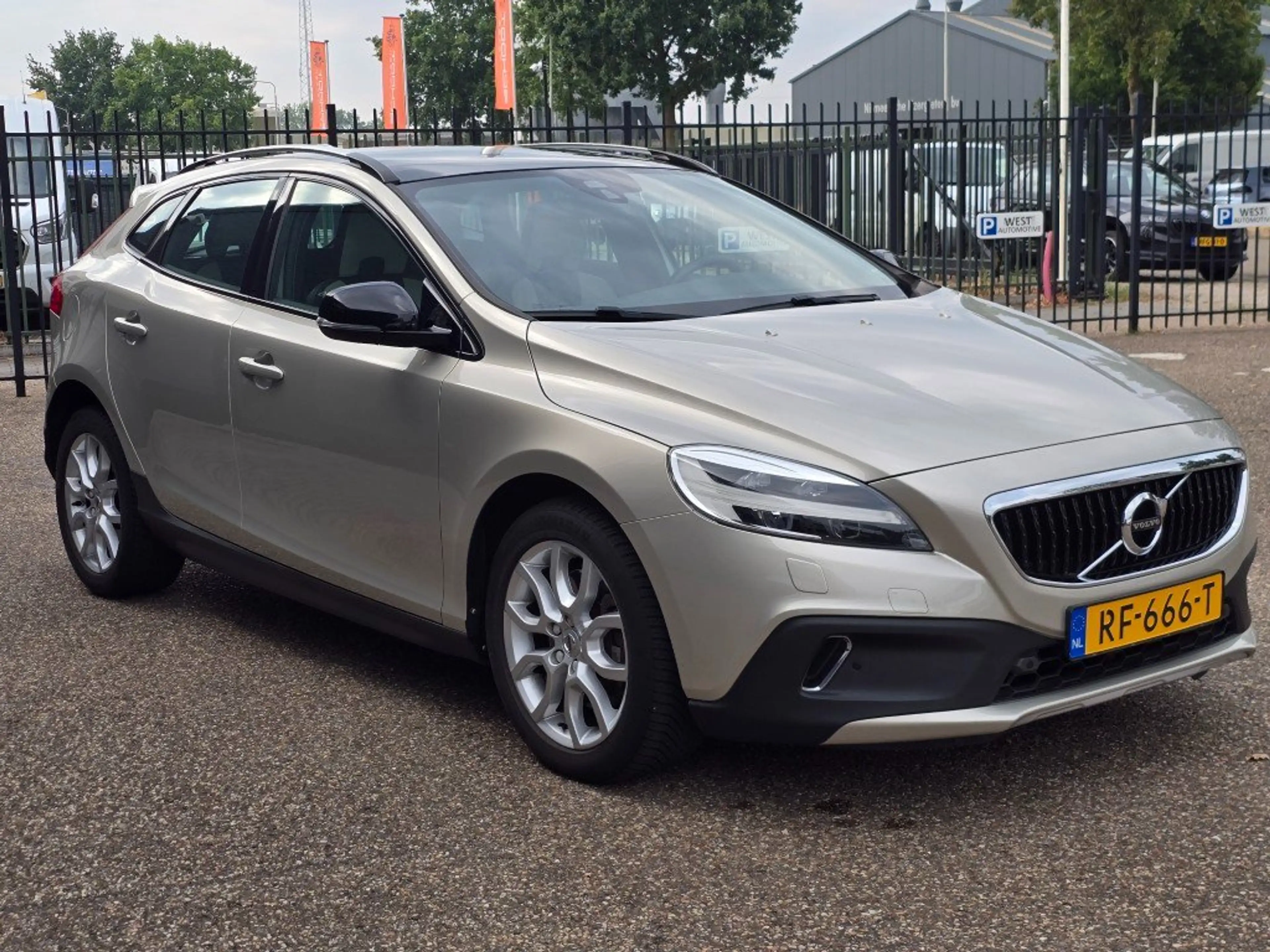 Volvo V40 Cross Country 1.5 T3 Nordic+Summum LEDER PANORAMADAK CAMERA NAVI — photo 5