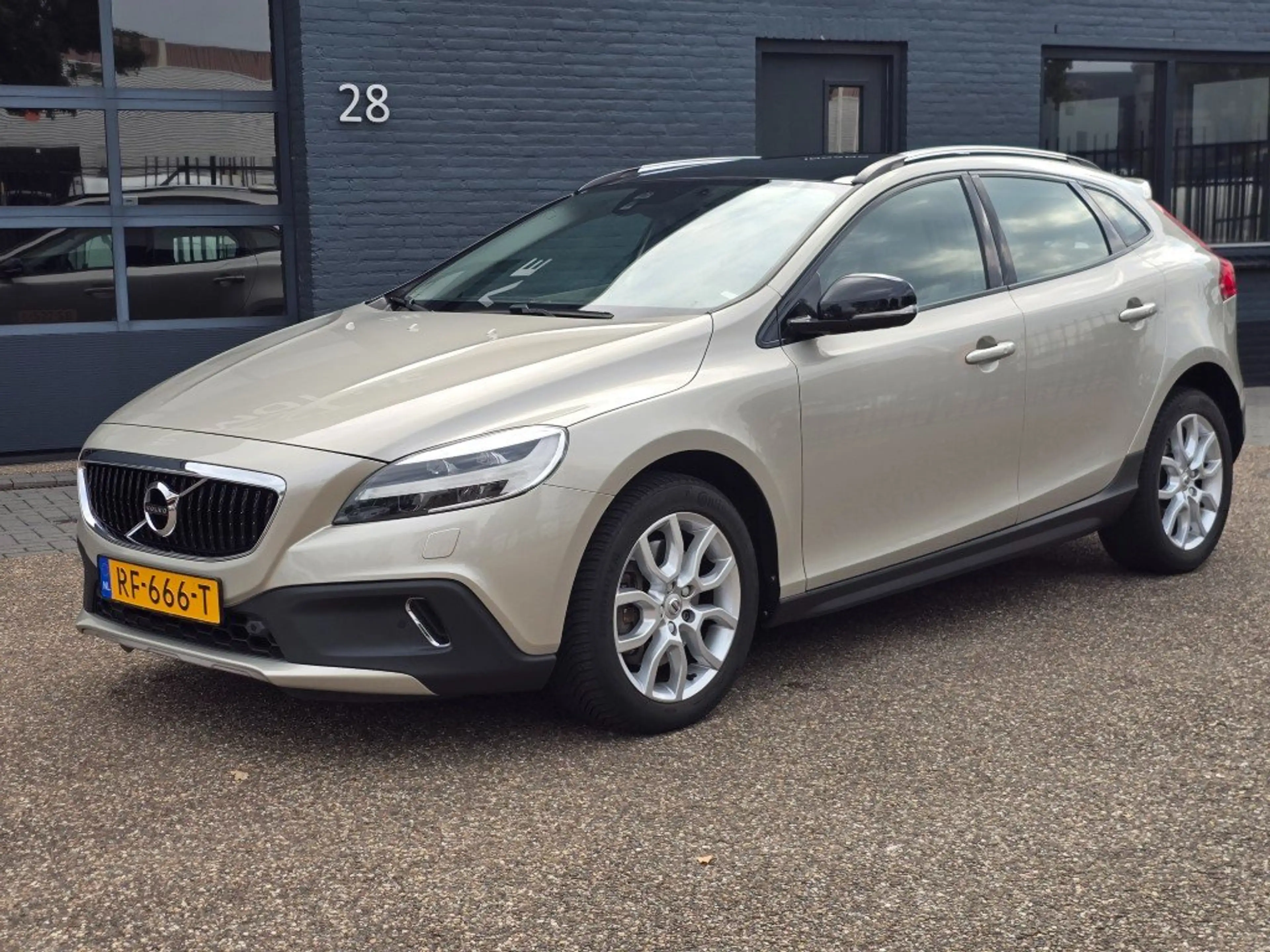 Volvo V40 Cross Country 1.5 T3 Nordic+Summum LEDER PANORAMADAK CAMERA NAVI