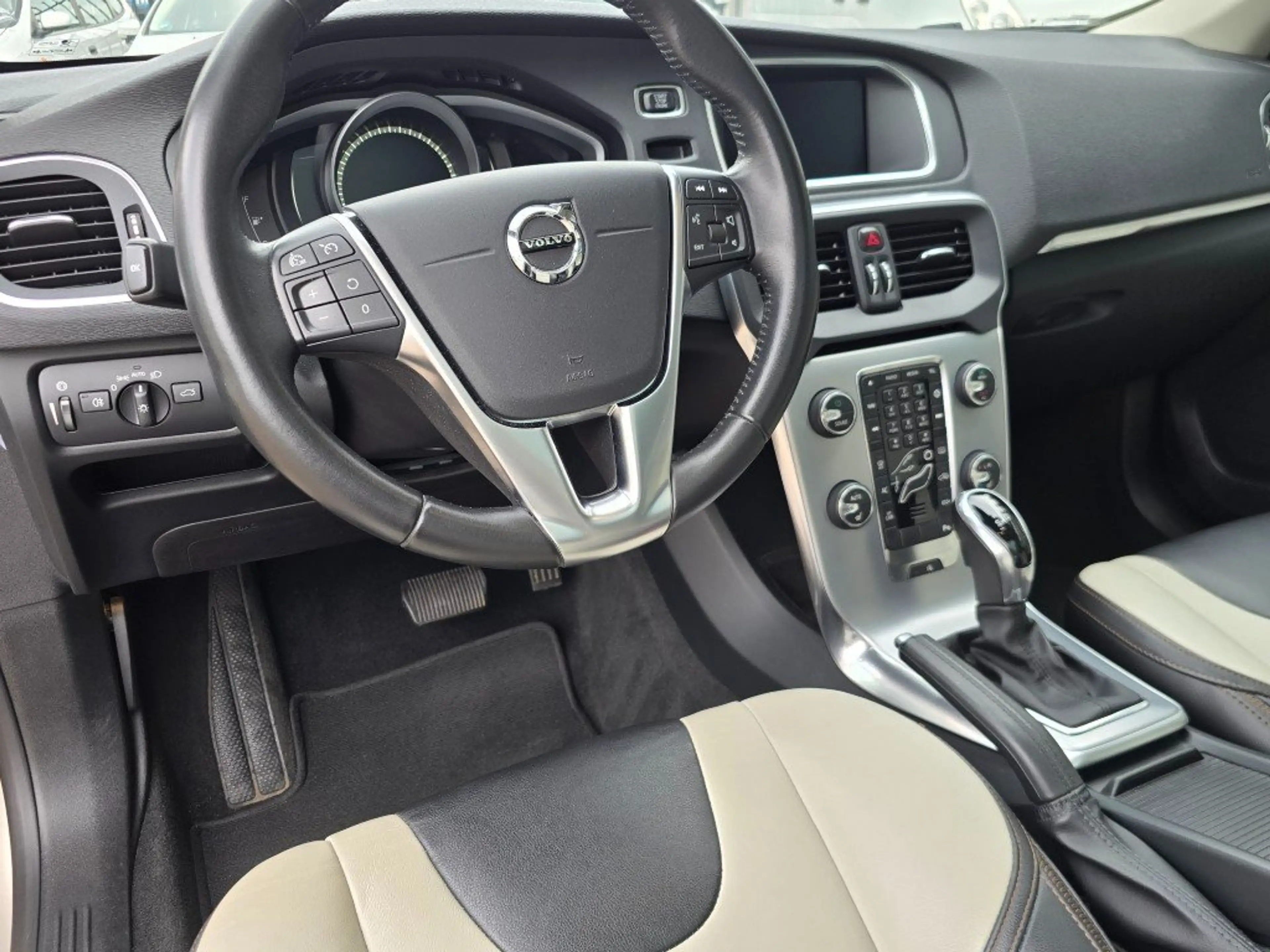 Volvo V40 Cross Country 1.5 T3 Nordic+Summum LEDER PANORAMADAK CAMERA NAVI — photo 15