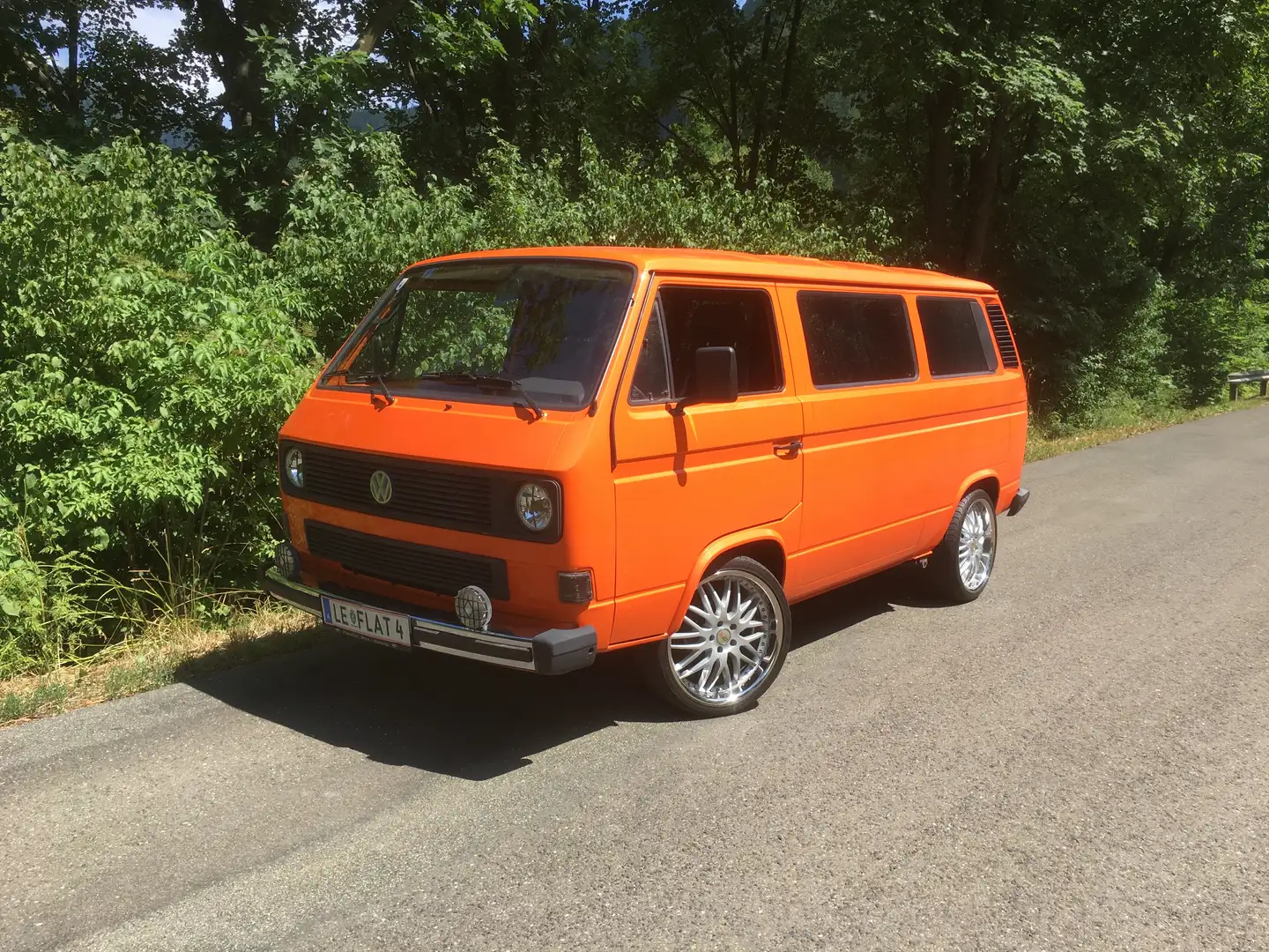 Volkswagen T3 Bus Caravelle 2,1l WBX mit KAT und 255/30R20 Orange - 1