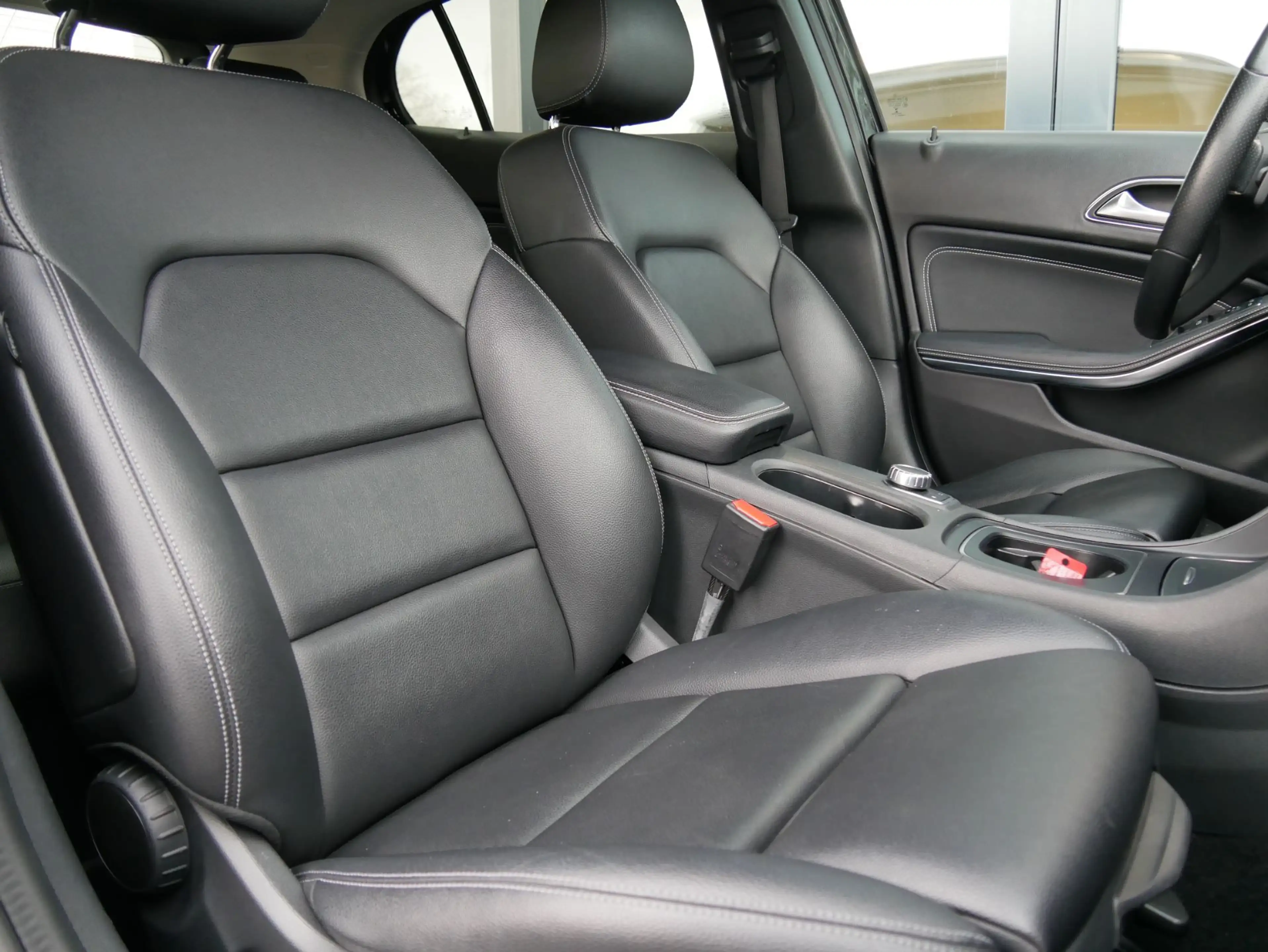 Mercedes-Benz GLA 200 d Urban *LED*NAVI*STHZ*360°* — photo 14