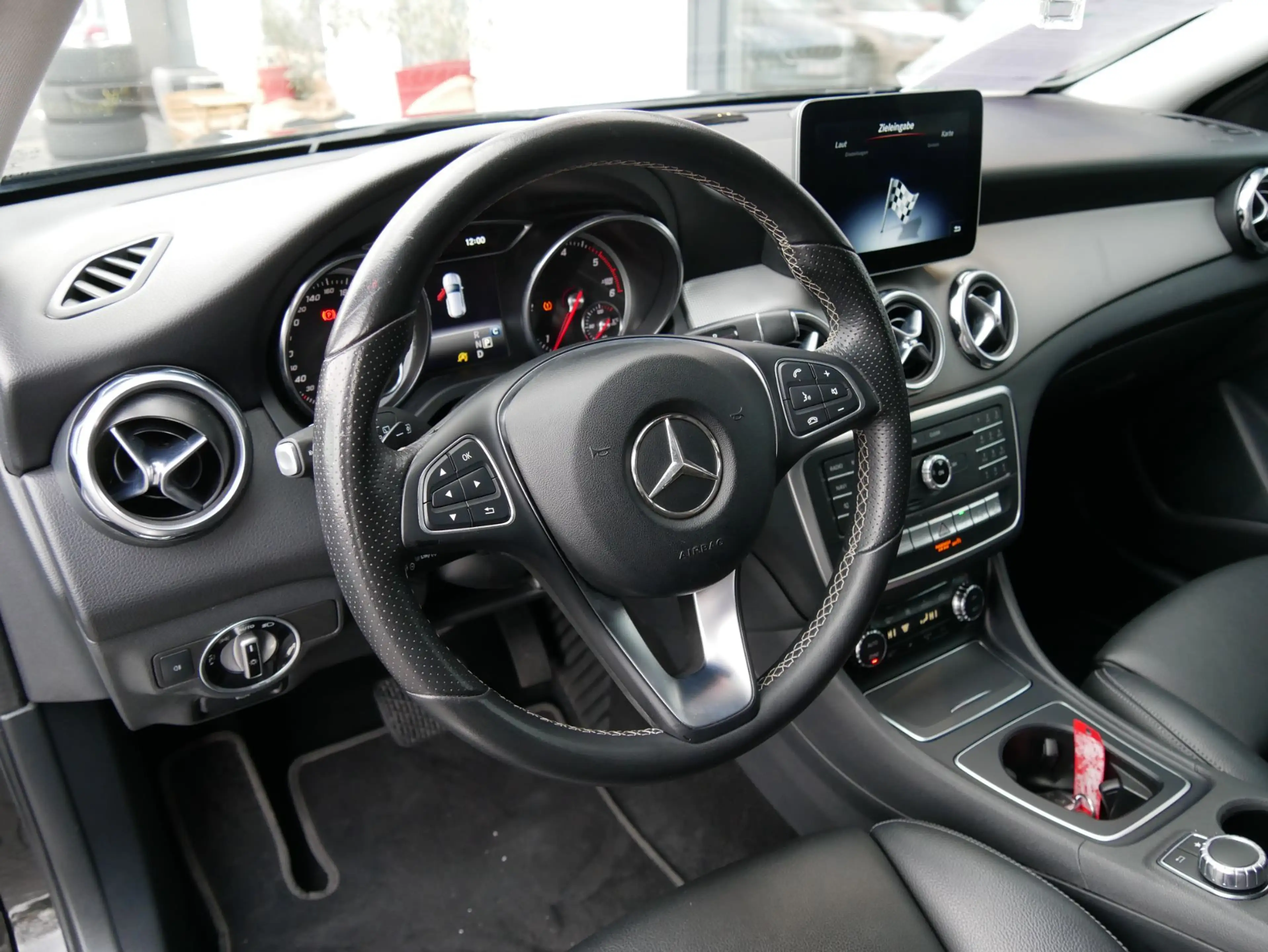 Mercedes-Benz GLA 200 d Urban *LED*NAVI*STHZ*360°* — photo 11