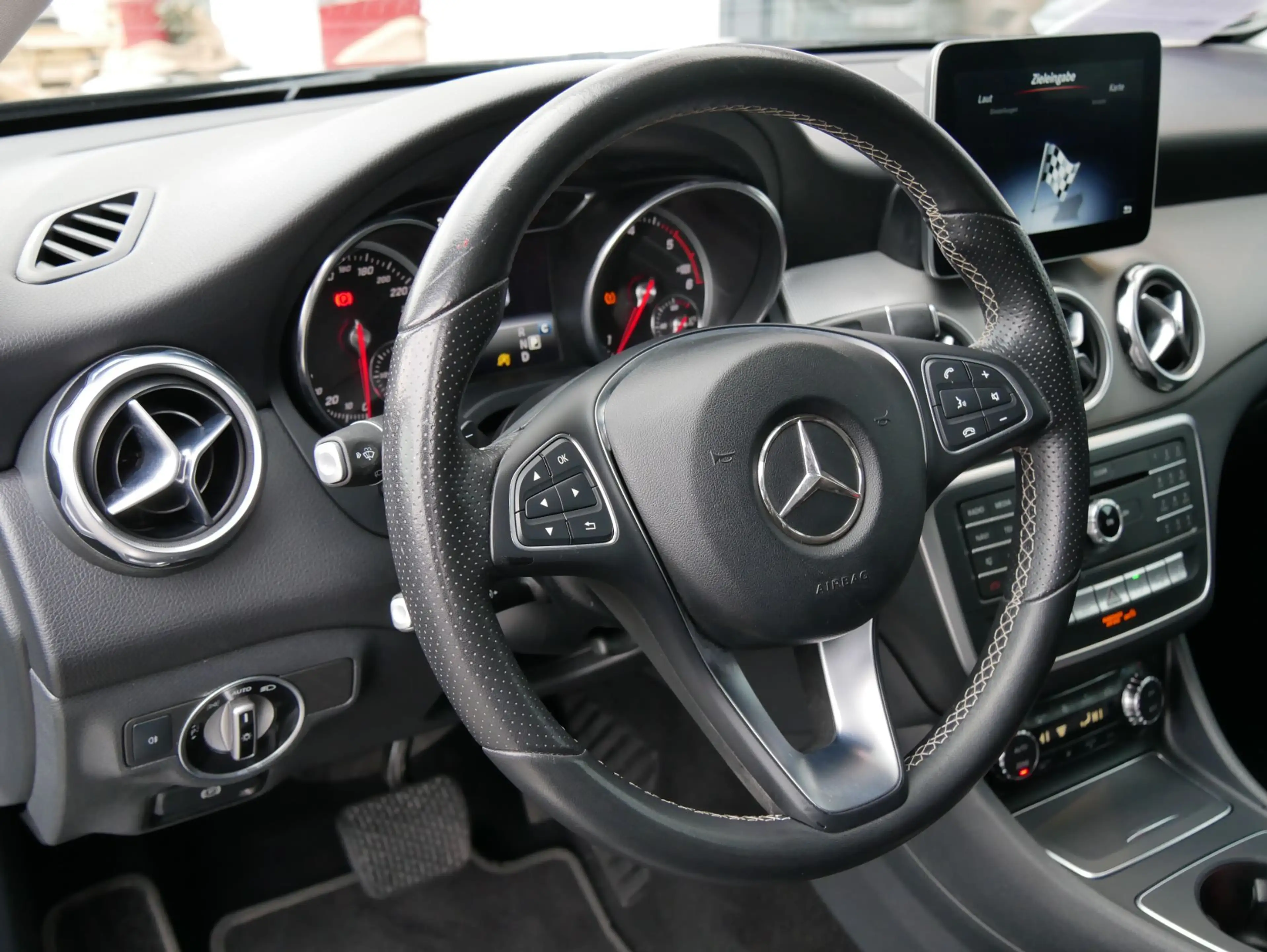 Mercedes-Benz GLA 200 d Urban *LED*NAVI*STHZ*360°* — photo 12