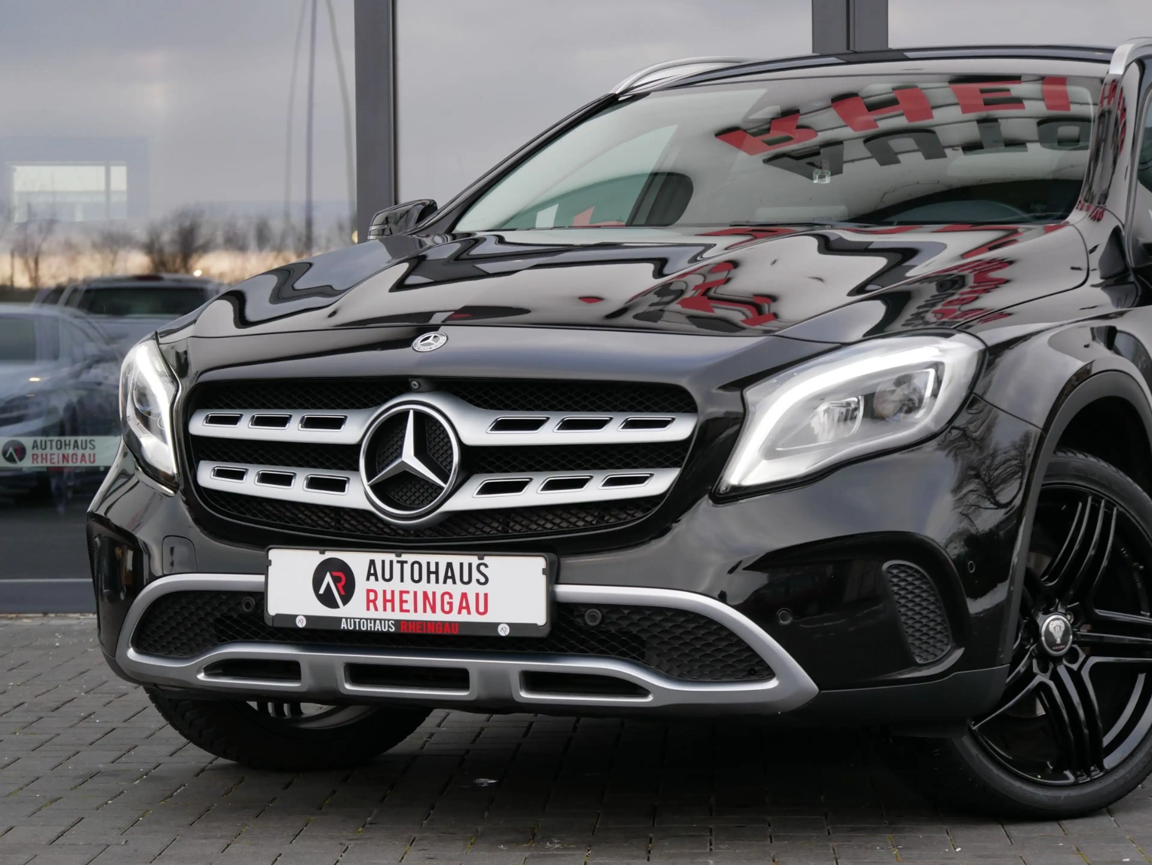 Mercedes-Benz GLA 200 d Urban *LED*NAVI*STHZ*360°* — photo 2