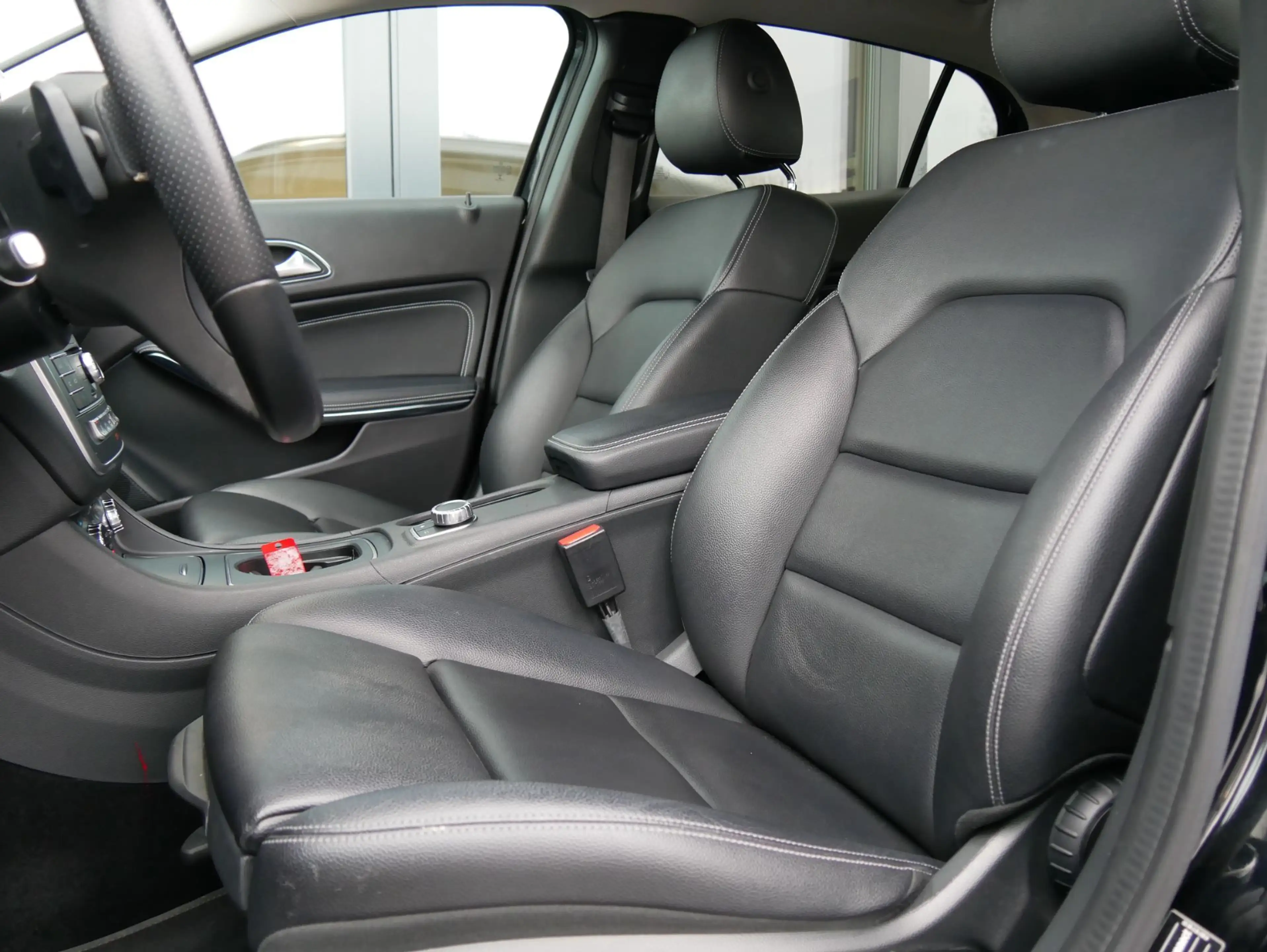 Mercedes-Benz GLA 200 d Urban *LED*NAVI*STHZ*360°* — photo 13