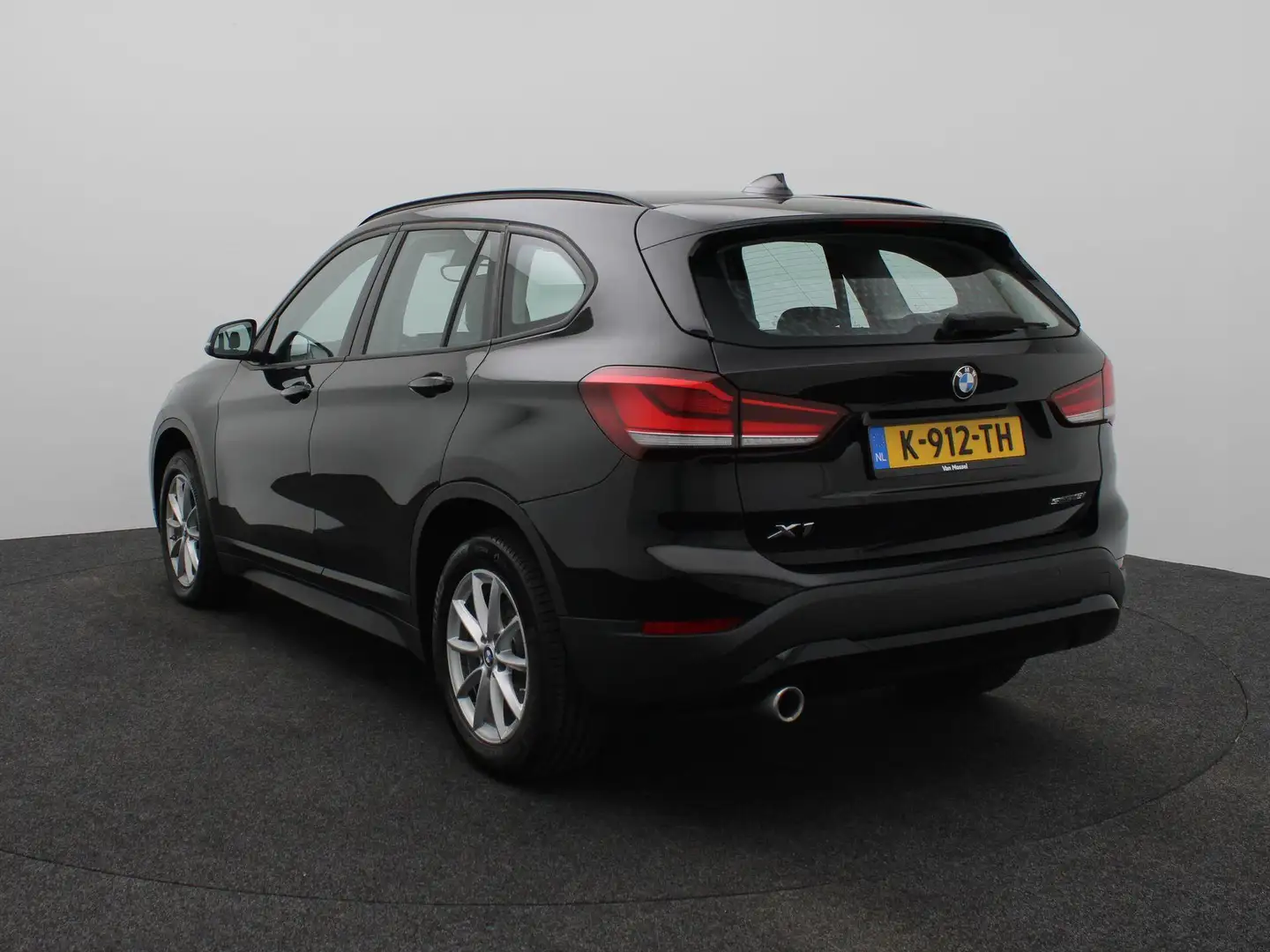 BMW X1 sDrive18i Executive Edition AUTOMAAT | NAVIGATIE G Noir - 2