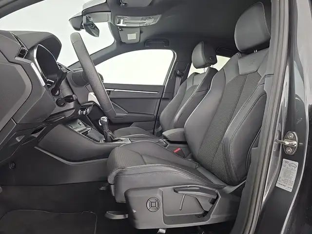 Audi Q3 view 9