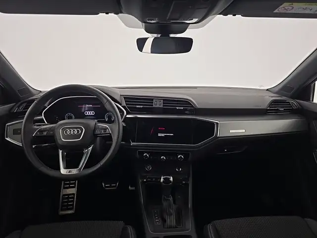 Audi Q3 view 11