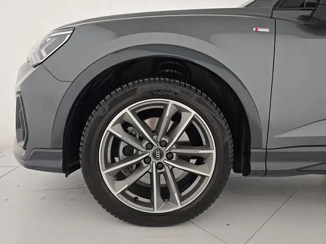 Audi Q3 view 8