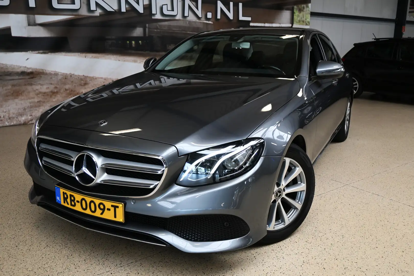 Mercedes-Benz E 200 184pk Business Solution | NL auto | 1e eigenaar wa Grijs - 2