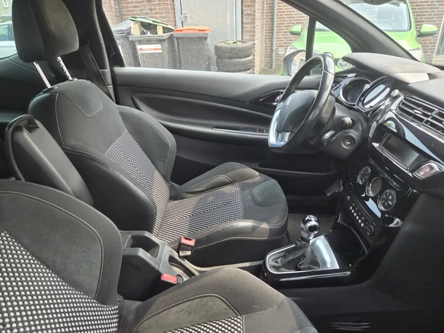 Citroen DS3 1.6 e-HDi So Chic Zwart - 2