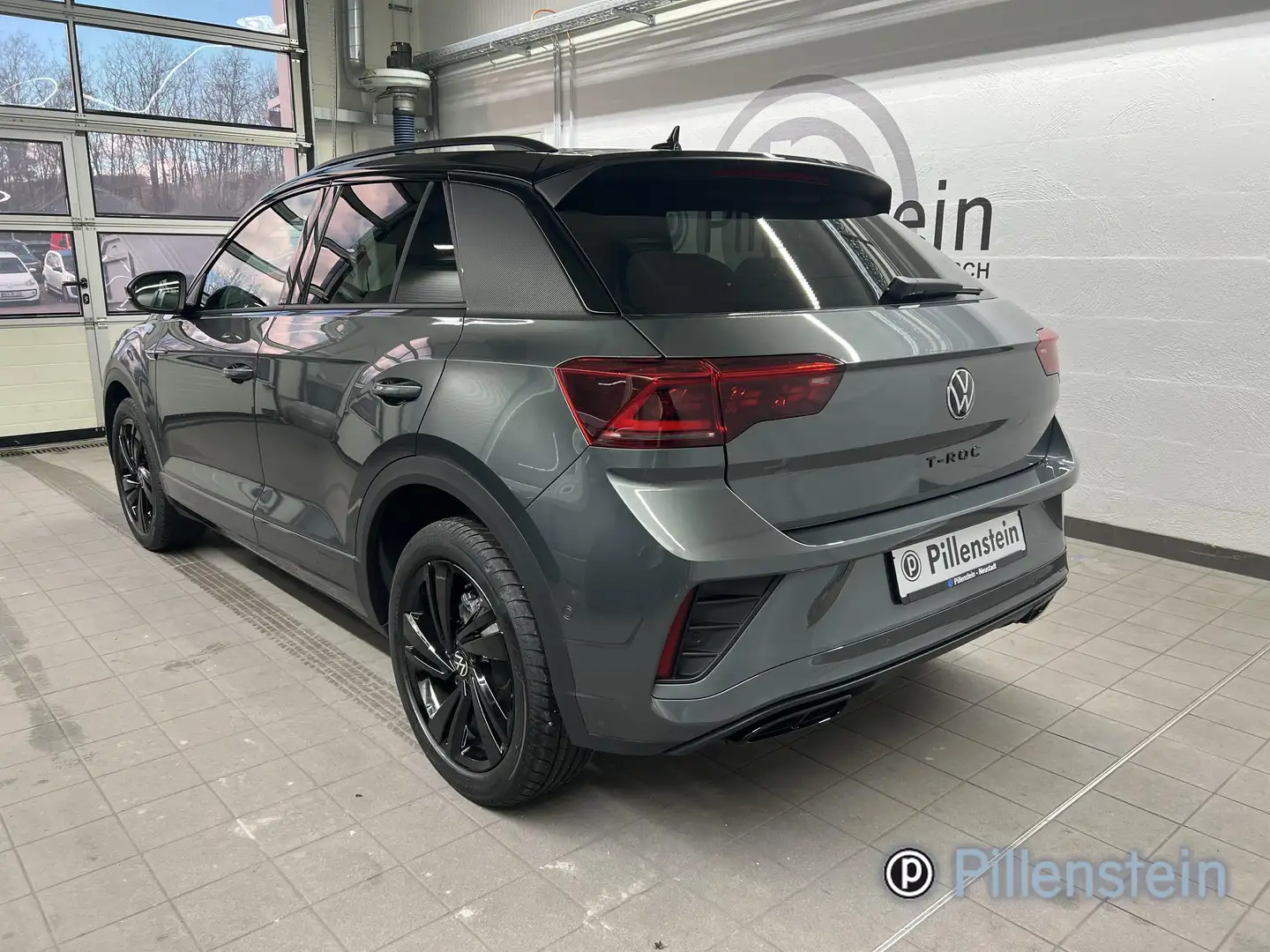 Volkswagen T-Roc TSI DSG R-LINE/BLACK AHK+NAVI+IQ+EASY+18"+KAM Grijs - 2
