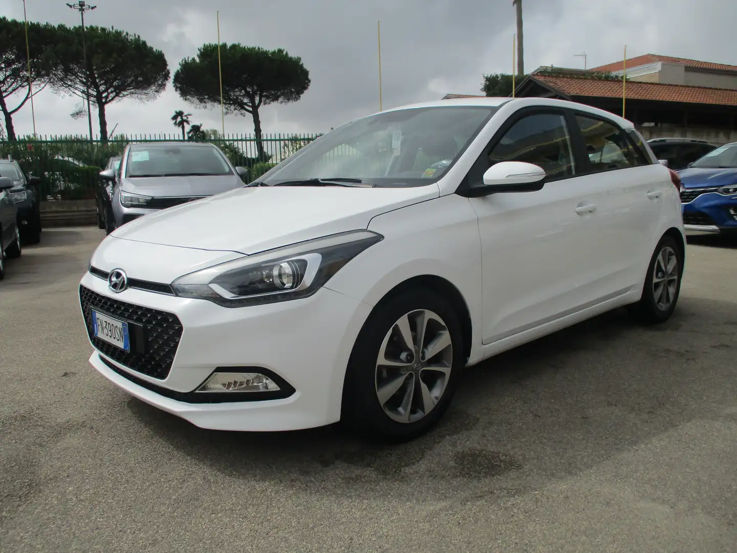 Hyundai i20 i20 II 1.2 84CV ECONEXT GPL DI SERIE CONFORT 5POR Weiß - 1