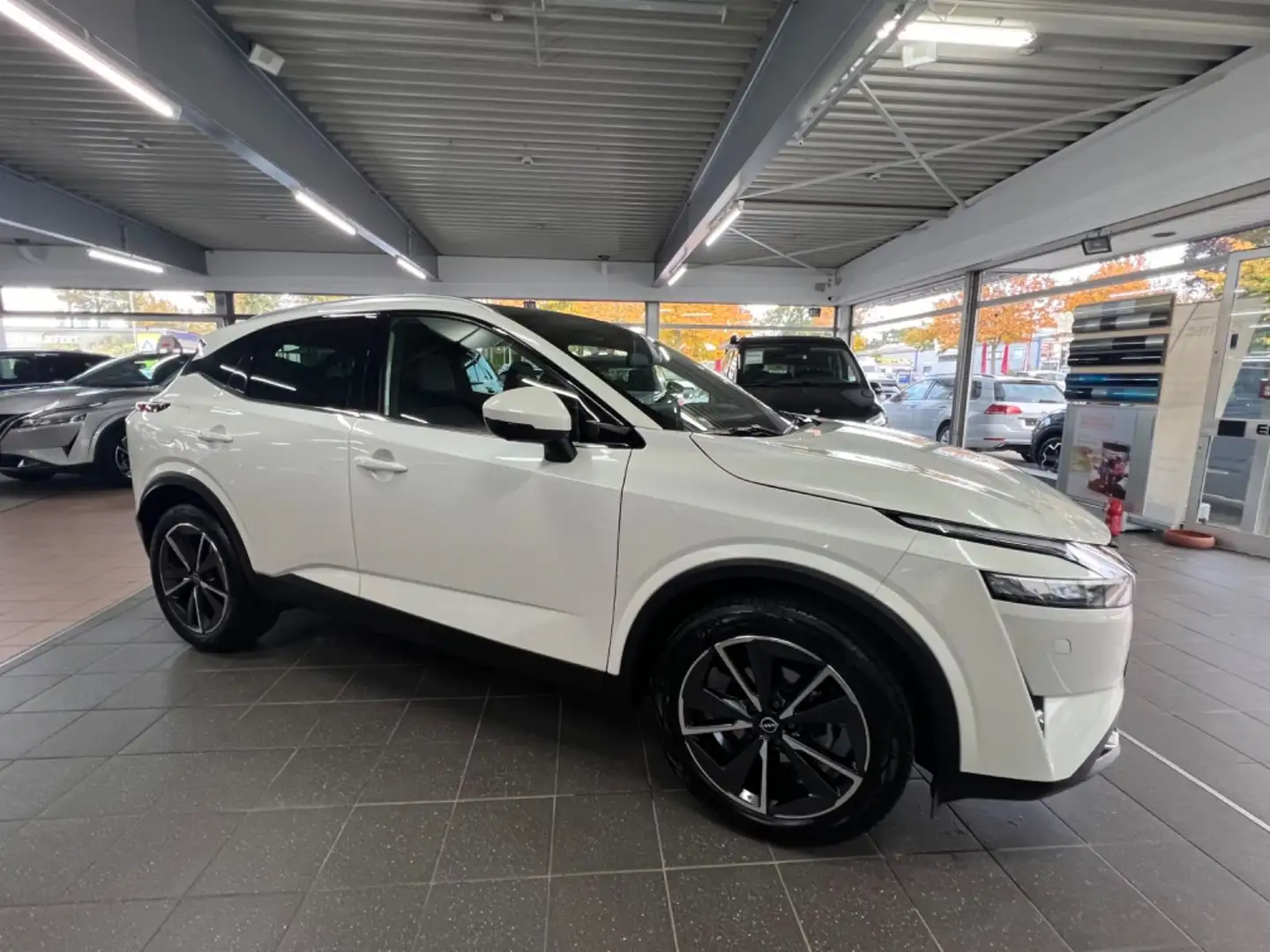 Nissan Qashqai 1.3 TEKNA+ plus VC+ACC+PANO+360°+HuD Weiß - 2