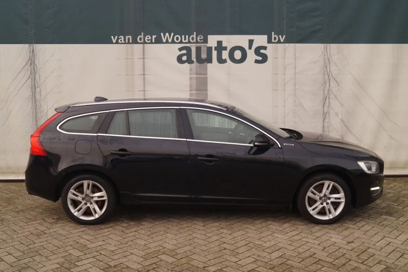 Volvo V60 2.4 D6 AWD 215pk Plug-in Hybrid -LEER-ECC-NAVI- Noir - 2