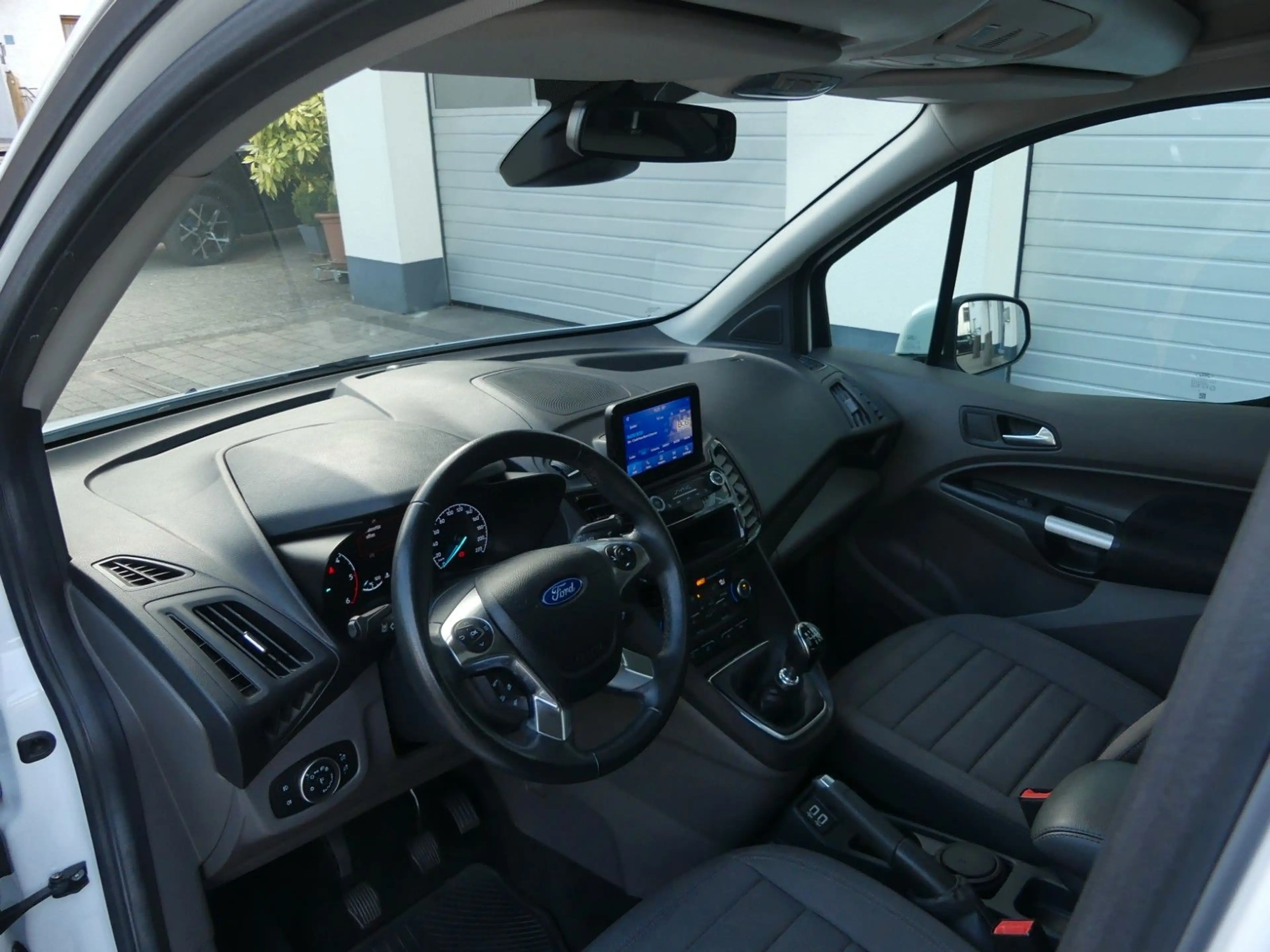 Ford Tourneo Connect Titanium — photo 11
